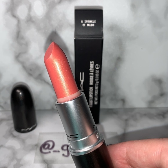 A SPRINKLE OF MAGIC Frost Lipstick MAC - Picture 3 of 16